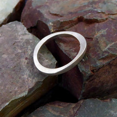 ein-ehering-mit-dem-namen-durch-dick-und-duenn-der-ring-besteht-aus-sterling-silber-die-form-ist-klassisch-aber-leicht-unregelmaessig-an-manchen-stellen-dicker-an-manchen-stellen-duenner-ein-design-trauring-der-sich-von-der-masse-abhebt-die-ringe-werden-von-hand-in-unserer-goldschmiede-in-frankfurt-am-main-angefertigt