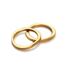 eheringe-mit-dem-namen-durch-dick-und-duenn-die-ringe-bestehen-aus-gelbgold-und-sind-auch-in-fairtrade-gold-erhaeltlich-die-form-ist-klassisch-aber-leicht-unregelmaessig-an-manchen-stellen-dicker-an-manchen-stellen-duenner-ein-design-trauring-der-sich-von-der-masse-abhebt-die-ringe-werden-von-hand-in-unserer-goldschmiede-in-frankfurt-am-main-angefertigt