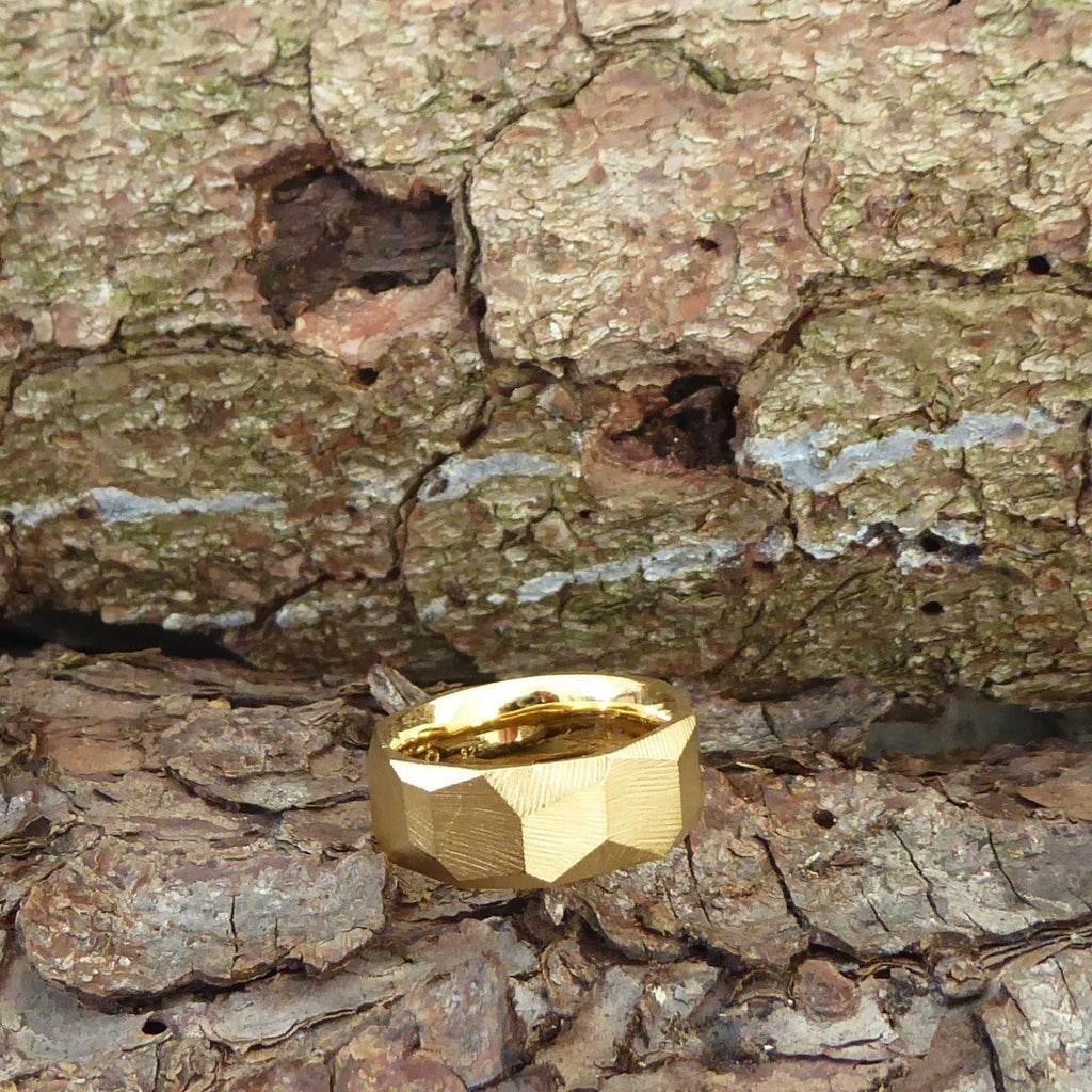 ein-spannender-breiter-ring-mit-vielen-unregelmaessigen-facetten-oder-polygonen-flaechen-mit-feilstruktur-der-ring-ist-ca-achteinhalb-millimeter-breit-und-besteht-aus-gelbgold-geeignet-als-trauring-oder-schmuckring-fuer-menschen-die-auffaellige-ringe-moegen-die-ringe-werden-von-hand-in-unserer-goldschmiede-in-frankfurt-am-main-angefertigt-und-sind-individuell-anpassbar-alexandra-baum-schmuck