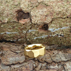 ein-spannender-breiter-ring-mit-vielen-unregelmaessigen-facetten-oder-polygonen-flaechen-mit-feilstruktur-der-ring-ist-ca-achteinhalb-millimeter-breit-und-besteht-aus-gelbgold-geeignet-als-trauring-oder-schmuckring-fuer-menschen-die-auffaellige-ringe-moegen-die-ringe-werden-von-hand-in-unserer-goldschmiede-in-frankfurt-am-main-angefertigt-und-sind-individuell-anpassbar-alexandra-baum-schmuck