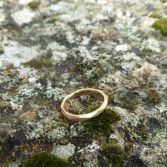 ein-ganz-schmaler-ring-aus-unserer-ecken-und-kanten-kollektion-mit-vielen-unregelmaessigen-facetten-beziehungsweise-polygonen-flaechen-der-ring-ist-ca-zweieinhalb-millimeter-breit-und-besteht-aus-rosegold-er-ist-auch-in-fairtrade-gold-erhaeltlich-ein-design-ehering-oder-verlobungsring-der-nicht-von-der-stange-ist-die-ringe-werden-von-hand-in-unserer-goldschmiede-in-frankfurt-am-main-angefertigt-alexandra-baum-schmuck