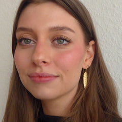 ein-paar-feder-orhaenger-in-sterling-silber-vergoldet-am-ohr-getragen-handgefertigt-in-unserer-goldschmiede-in-frankfurt-am-main-alexandra-baum
