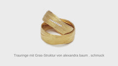 in-diesem-video-ist-zu-sehen-wie-ein-paar-grasringe-aus-gelbgold-von-alexandra-baum-in-der-goldschmiede-werkstatt-bearbeitet-werden-es-wird-gesaegt-gefeilt-geglueht-und-poliert