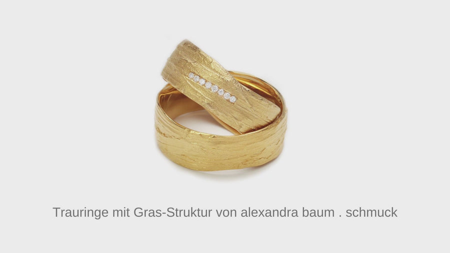 in-diesem-video-ist-zu-sehen-wie-ein-paar-grasringe-aus-gelbgold-von-alexandra-baum-in-der-goldschmiede-werkstatt-bearbeitet-werden-es-wird-gesaegt-gefeilt-geglueht-und-poliert