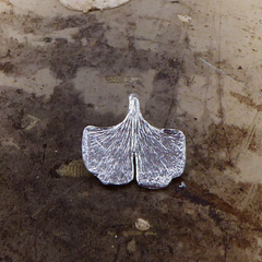 zarter-handgefertigter-ginkgo-anhänger-mit-feiner-struktur-von-echten-ginkgoblaettern-abgeformt-ohne-kette-in-sterling-silber-aus-unserer-goldschmiede-in-frankfurt-auch-in-fairmined-silber-erhaeltlich-kompakte-form-mit-einem-schlitz
