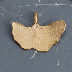 zarter-handgefertigter-ginkgo-anhänger-mit-feiner-struktur-von-echten-ginkgoblaettern-abgeformt-ohne-kette-in-silber-vergoldet-oder-echtgold-aus-unserer-goldschmiede-in-frankfurt-auch-in-fairtrade-gold-erhaeltlich-geschwungene-form-ohne-schlitz