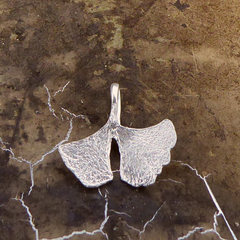 zarter-handgefertigter-ginkgo-anhänger-mit-feiner-struktur-von-echten-ginkgoblaettern-abgeformt-ohne-kette-in-sterling-silber-aus-unserer-goldschmiede-in-frankfurt-auch-in-fairmined-silber-erhaeltlich-zackige-geschwungene-form-mit-einem-schlitz