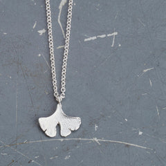 handgefertigter-ginkgo-anhaenger-an-zarter-ankerkette-sterling-silber-aus-unserer-goldschmiede-in-frankfurt-auch-in-fairtrade-gold-erhaeltlich
