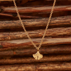 handgefertigter-mini-ginkgo-anhaenger-an-zarter-ankerkette-silber-vergoldet-oder-echtgold-aus-unserer-goldschmiede-in-frankfurt-auch-in-fairtrade-gold-erhaeltlich