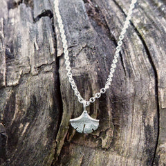 handgefertigter-mini-ginkgo-anhaenger-an-zarter-ankerkette-sterling-silber-aus-unserer-goldschmiede-in-frankfurt-auch-in-fairtrade-gold-erhaeltlich
