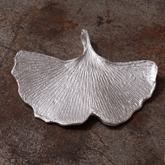 großer-handgefertigter-ginkgo-anhänger-mit-feiner-struktur-von-echten-ginkgoblaettern-abgeformt-ohne-kette-in-sterling- aus-unserer-goldschmiede-in-frankfurt-auch-in-fairtrade-gold-erhaeltlich-ausladende-form-mit-einem-angedeuteten-schlitz-und-wellen-an-den-blattraendern-ungefaehr-49-millimeter