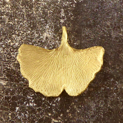 großer-handgefertigter-ginkgo-anhänger-mit-feiner-struktur-von-echten-ginkgoblaettern-abgeformt-ohne-kette-in-sterling-silber-vergoldet-oder-echtgold-aus-unserer-goldschmiede-in-frankfurt-auch-in-fairtrade-gold-erhaeltlich-ausladende-form-mit-einem-angedeuteten-schlitz-und-wellen-an-den-blattraendern-ungefaehr-49-millimeter
