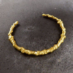 schlichter-handgefertigter-kirschast-armreif-mit-feiner-struktur-von-echten-aestchen-abgeformt-mit-kleinen-knubbeln-in-vergoldetem-sterling-silber-aus-unserer-goldschmiede-in-frankfurt-auch-in-fairtrade-gold-oder-fairmined-silber-erhaeltlich-die-groesse-ist-leicht-anpassbar-alexandra-baum-schmuck