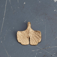 zarter-handgefertigter-ginkgo-anhänger-mit-feiner-struktur-von-echten-ginkgoblaettern-abgeformt-ohne-kette-in-sterling-silber-vergoldet-oder-echtgold-aus-aus-unserer-goldschmiede-in-frankfurt-auch-in-fairtrade-gold-erhaeltlich-kompakte-form-mit-einem-schlitz
