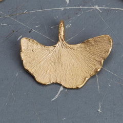 zarter-handgefertigter-ginkgo-anhänger-mit-feiner-struktur-von-echten-ginkgoblaettern-abgeformt-ohne-kette-in-silber-vergoldet-oder-echtgold-aus-unserer-goldschmiede-in-frankfurt-auch-in-fairtrade-gold-erhaeltlich-geschwungene-form-ohne-schlitz