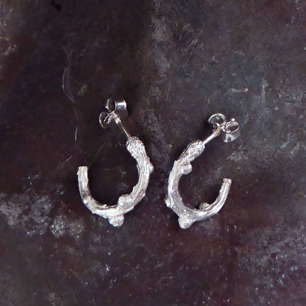 schlichte-handgefertigte-laerchenast-creolen-mit-feiner-besonderer-struktur-von-echten-aestchen-abgeformt-mit-kleinen-knubbeln-in-sterling-silber-aus-unserer-goldschmiede-in-frankfurt--der-aussendurchmesser-der-creolen-ist-ca-15-mm-die-creolen-haben-einen-gewoehnlichen-ohrstecker-verschluss-von-alexandra-baum-schmuck