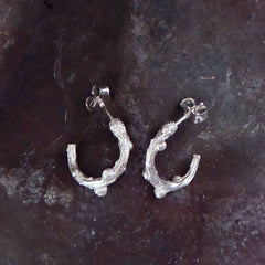 schlichte-handgefertigte-laerchenast-creolen-mit-feiner-besonderer-struktur-von-echten-aestchen-abgeformt-mit-kleinen-knubbeln-in-sterling-silber-aus-unserer-goldschmiede-in-frankfurt--der-aussendurchmesser-der-creolen-ist-ca-15-mm-die-creolen-haben-einen-gewoehnlichen-ohrstecker-verschluss-von-alexandra-baum-schmuck